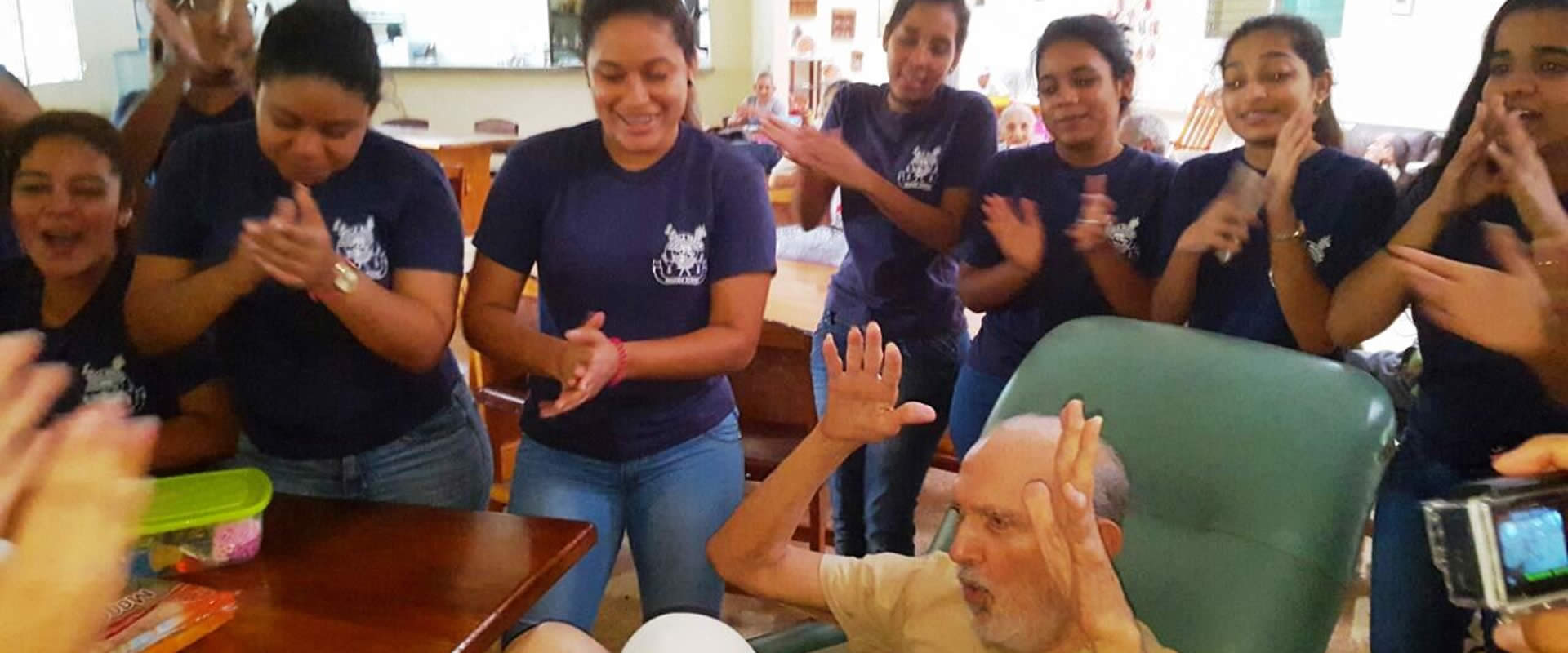 Grupo de estudiantes del Colegio Panama School, durante una de sus visitas periódicas a los residentes
