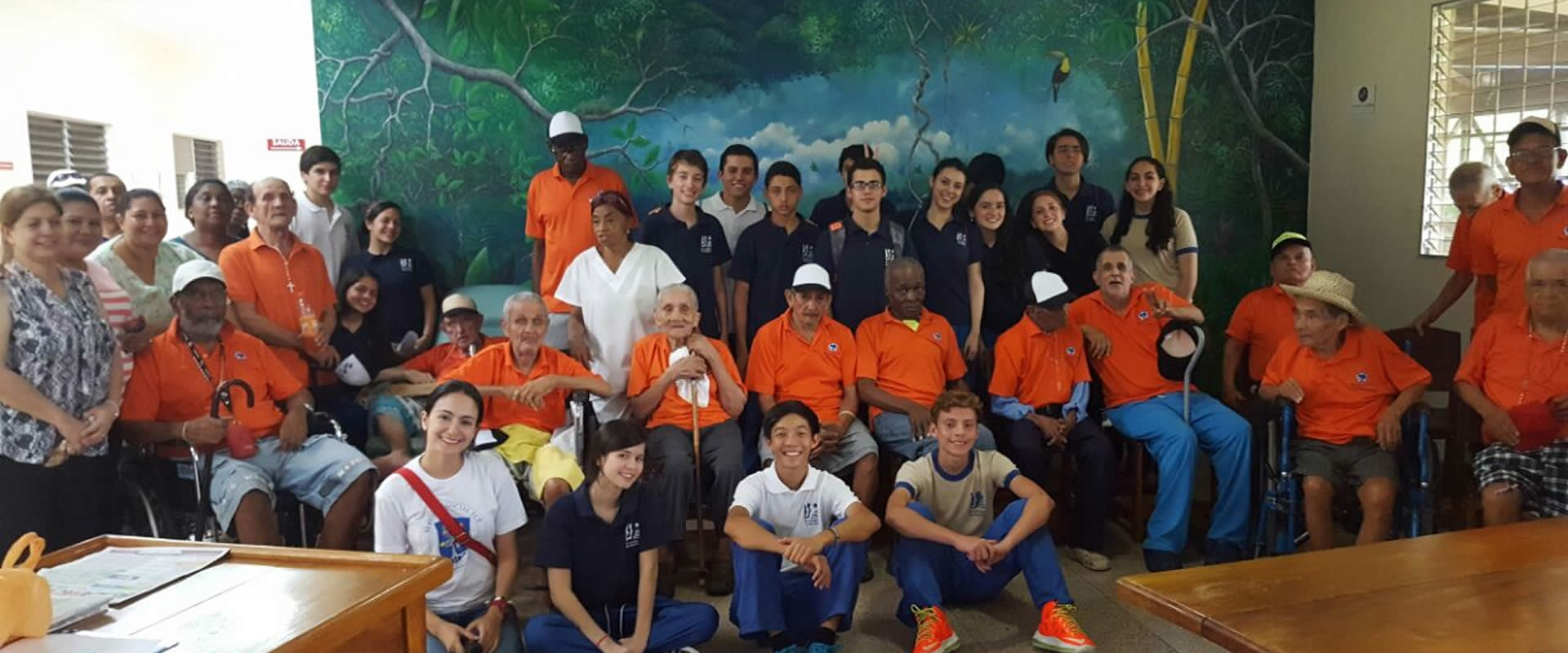 Jornada de trabajo social de estudiantes del Colegio de Panamá en visita compartida con los residentes del Hogar de Paraíso